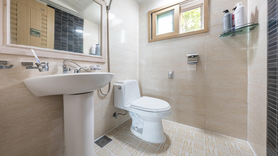 Bathroom 3, Yeosu Falling in Blue Ocean View Pension, Yeosu