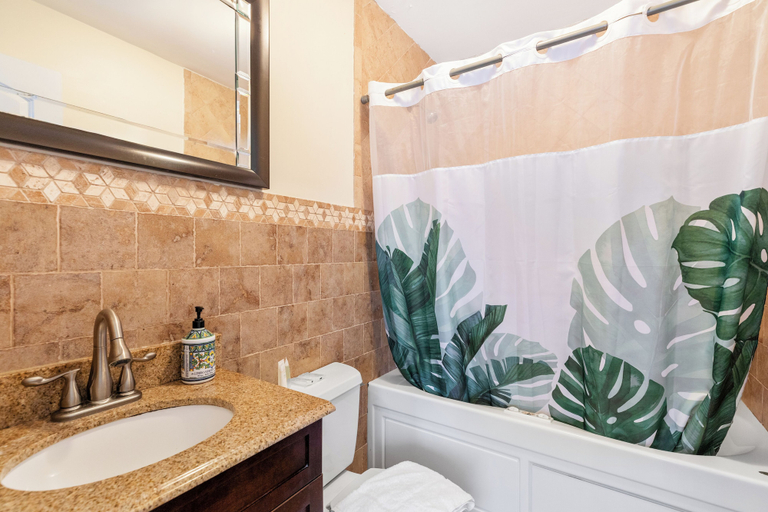 Bathroom 4, The Palms Hotel Fire Island, Suffolk