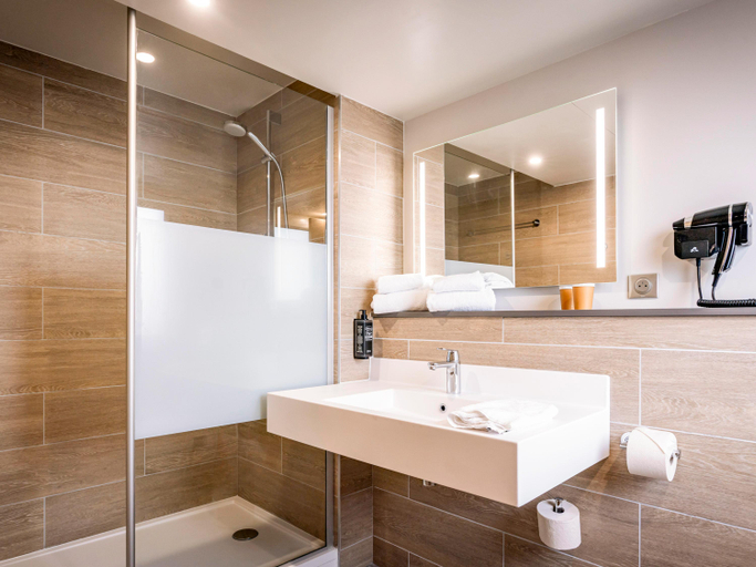 Bathroom 3, Ibis Styles Valenciennes Petite Forêt, Nord