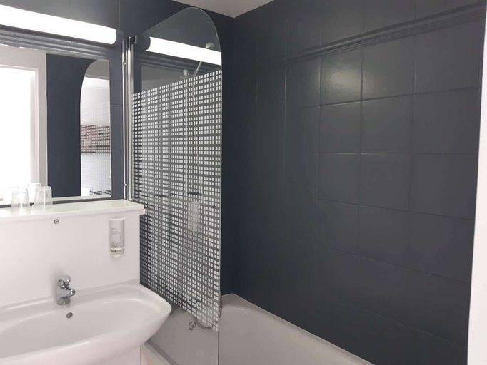 Bathroom 3, Brit Hotel Reims La Neuvillette, Marne