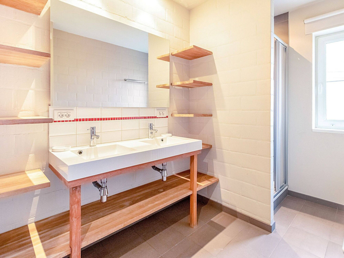 Bathroom 4, Holiday Home in Gijverinkhove Near Plopsaland, West-Vlaanderen