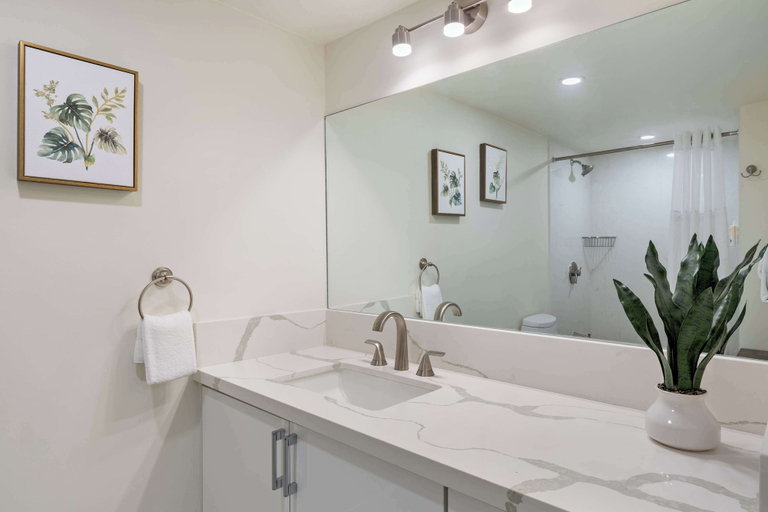 Bathroom 5, Ilikai Lite, Honolulu