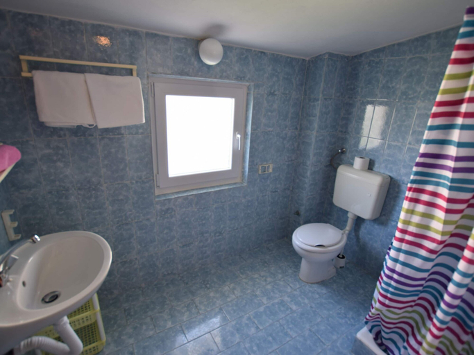 Bathroom, Comfortable Apartment With Balcony Near the Beach, Pag