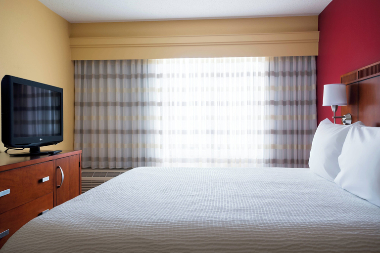 Bedroom 4, Courtyard by Marriott Indianapolis Airport, Indianapolis
