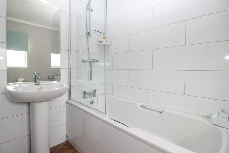 Bathroom 3, Hollicarrs Sunflower Lodge, North Yorkshire