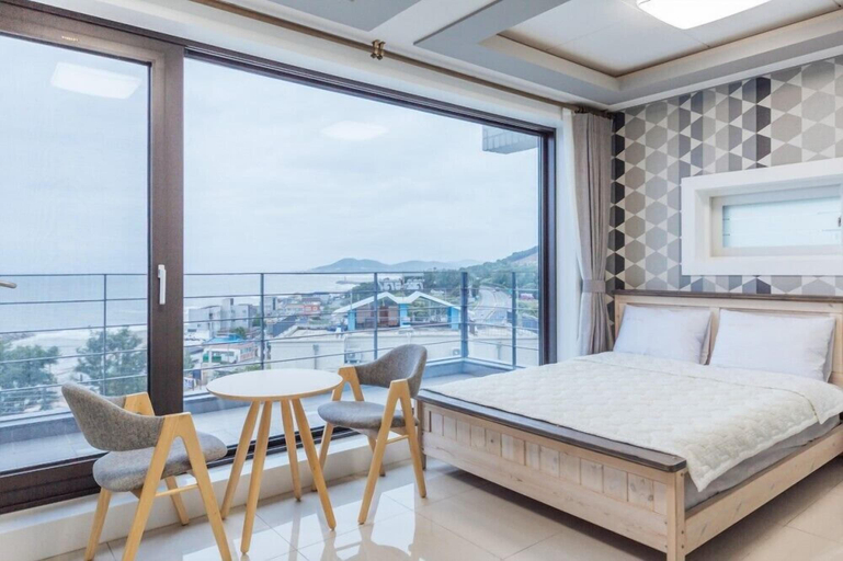 Bedroom 3, Hayanjip (Blue Road Town Pension, Yeongdeok