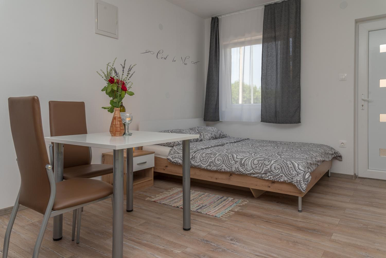 Others 5, Apartmani Krzak, Nin