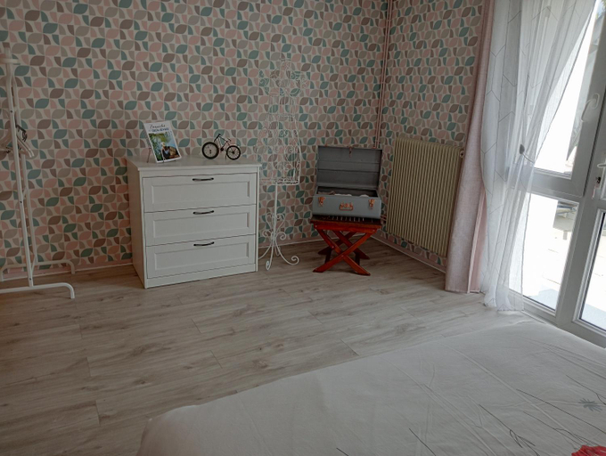 Bedroom 2, Chez Papinette, proche gare et centre, pdj compris, Deux-Sèvres