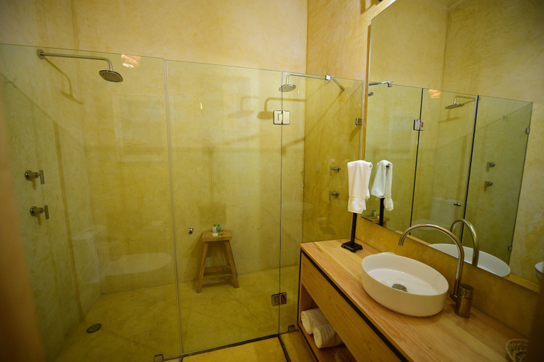 Bathroom 4, Hotel Los Amantes, Del Centro