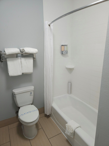 Bathroom 5, Executive Inn and Suites Tyler, Smith