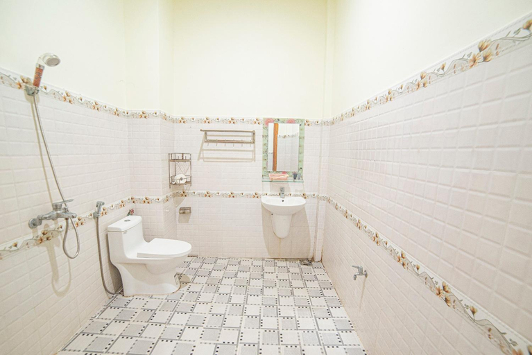 Bathroom 2, Hotel Ba Toan, Kon Tum