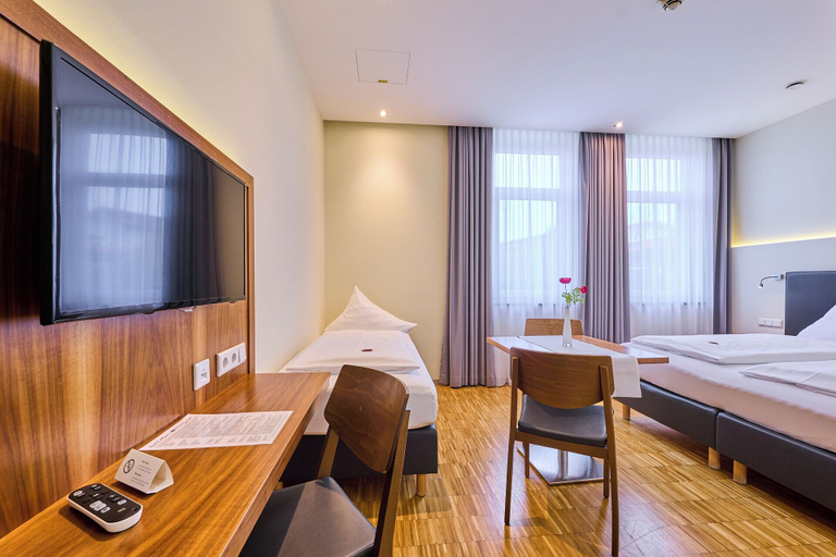 Bedroom 4, Hotel Apfelbaum, Erding