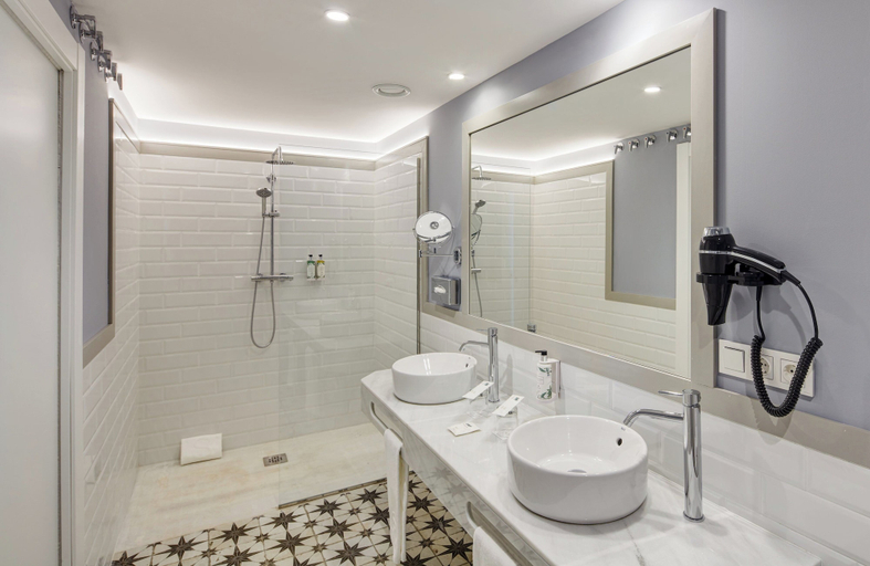 Bathroom 5, Sercotel Granada Suites, Granada