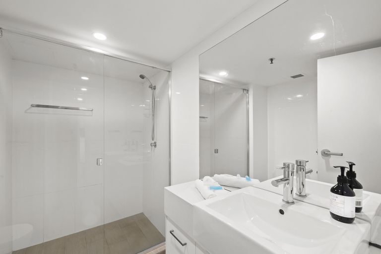Bathroom 5, Gemini Court Holiday Apartments, Gold Coast