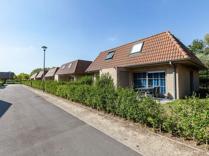 Exterior & Views 2, Adinkerke Holiday Home With Fenced Garden, West-Vlaanderen