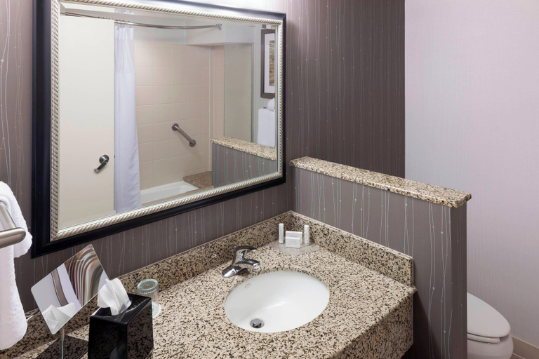 Bathroom 5, Courtyard by Marriott Suffolk Chesapeake, Suffolk