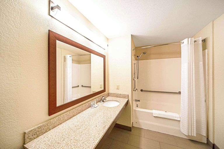 Bathroom 4, Comfort Inn & Suites Independence, Buchanan