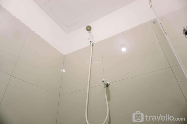 Bathroom 2, Best Comfy and Modern Studio Baileys By Travelio, Tangerang Selatan