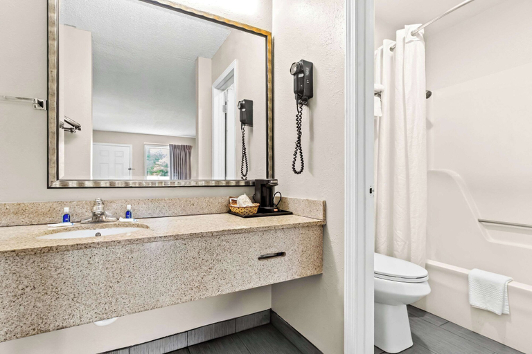 Bathroom 4, Rodeway Inn Lexington West, Henderson