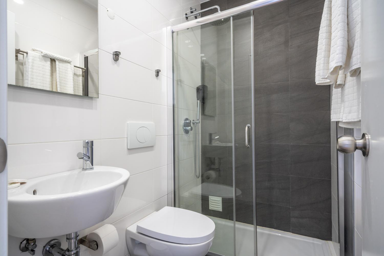 Others 2, EnSuite 1 Azul Rochedo, Mafra