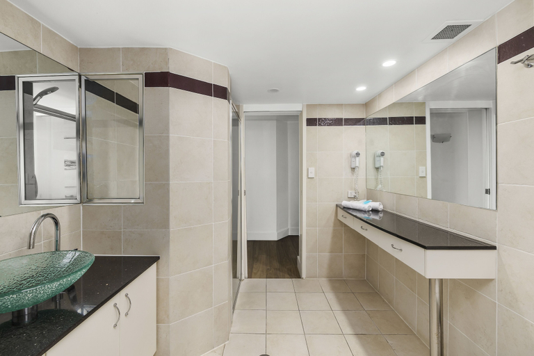 Bathroom 5, Gemini Court Holiday Apartments, Gold Coast