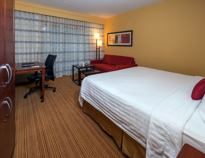 Bedroom 2, Courtyard by Marriott Winston-Salem Hanes Mall, Forsyth