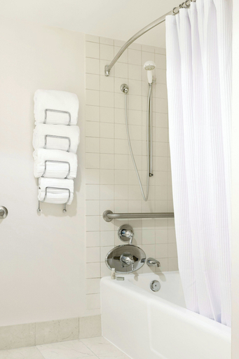 Bathroom 4, Renaissance Newark Airport Hotel, Union