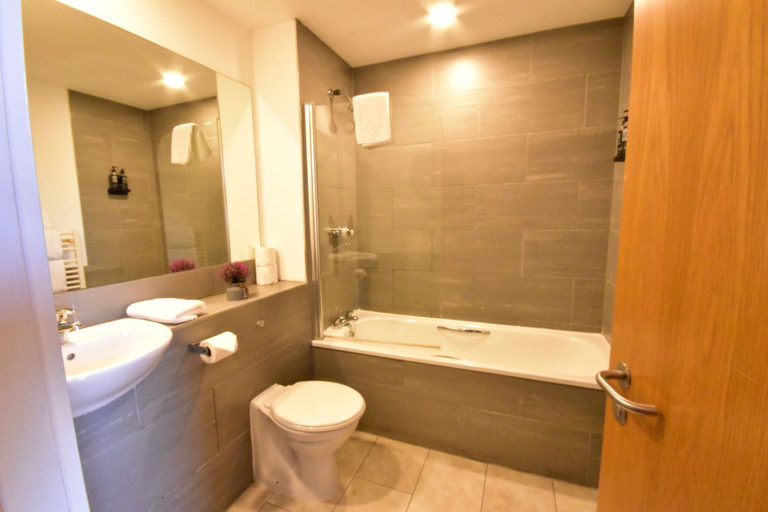 Bathroom 5, Royal Hotel Cardiff by Belvilla, Cardiff