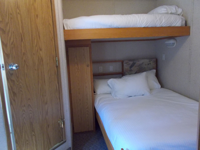 Bedroom, Arctic Homestead Suite 2, Yukon