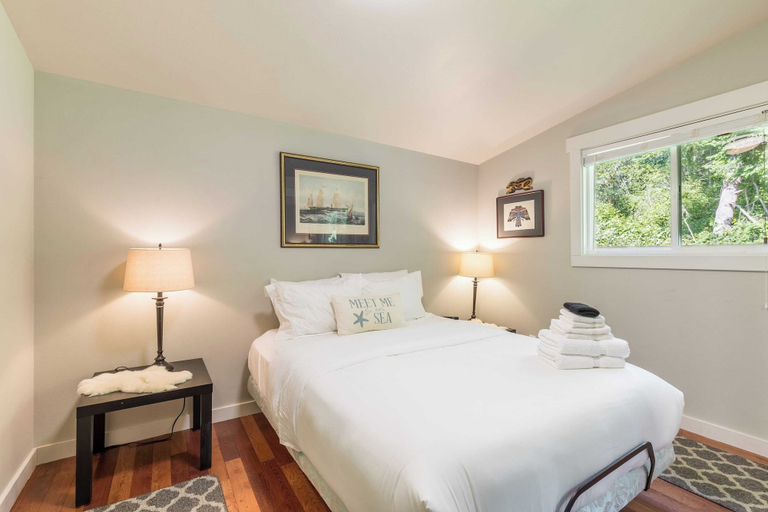 Bedroom 1, Wolf Beach Cottage by Avantstay Harbor Views, Island