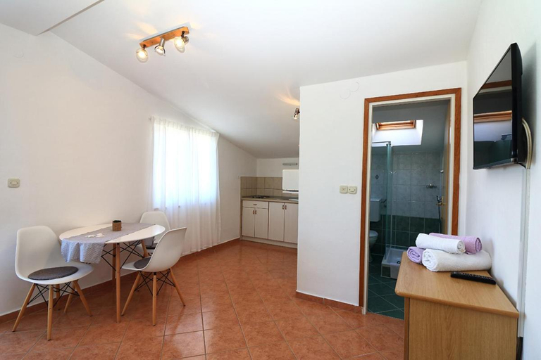 Others 3, Apartmani i sobe Josica, Tisno