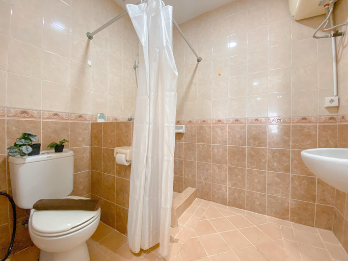 Bathroom 5, Minimalist and Comfy 2BR Apartment Puri Garden By Travelio, West Jakarta