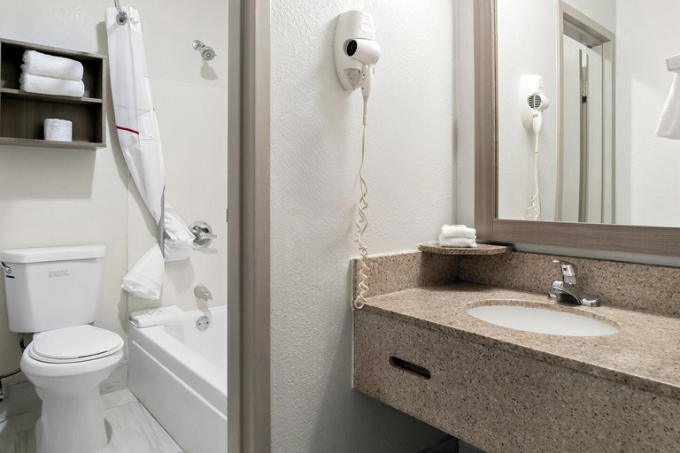 Bathroom 4, Red Roof Inn Auburn Hills, Oakland