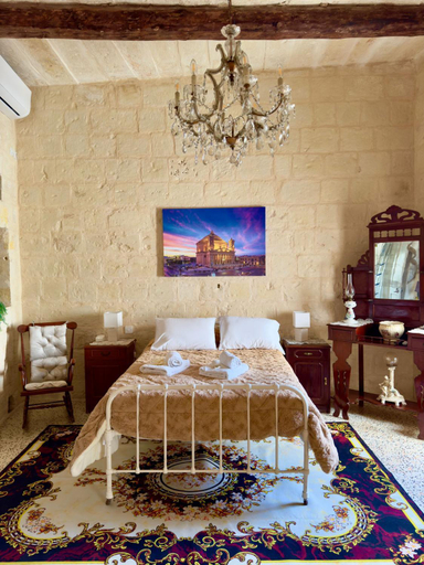 Bedroom 2, Nina