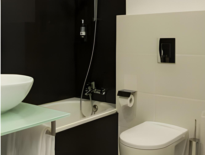 Bathroom 10