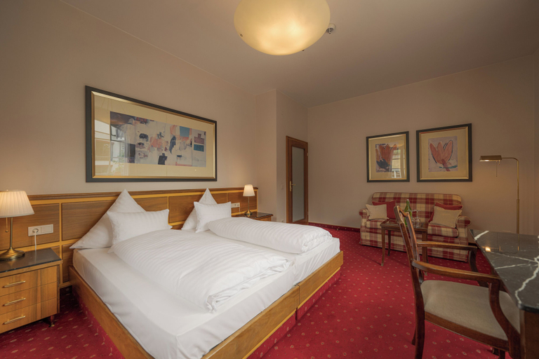 Bedroom 2, Romantik Hotel Das Lindner, Rosenheim