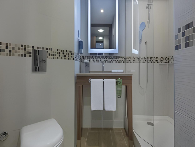 Bathroom 10