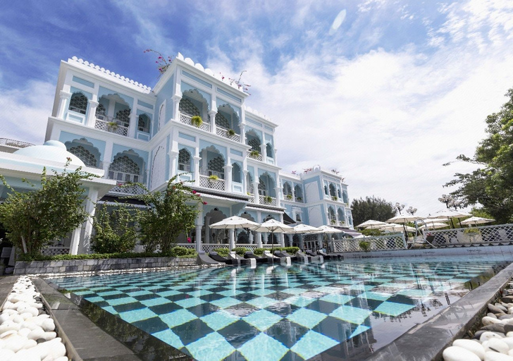 Exterior & Views