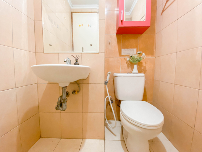 Bathroom 5, Spacious Combined Unit 1BR Apartment at Margonda Residence 2 By Travelio, Depok