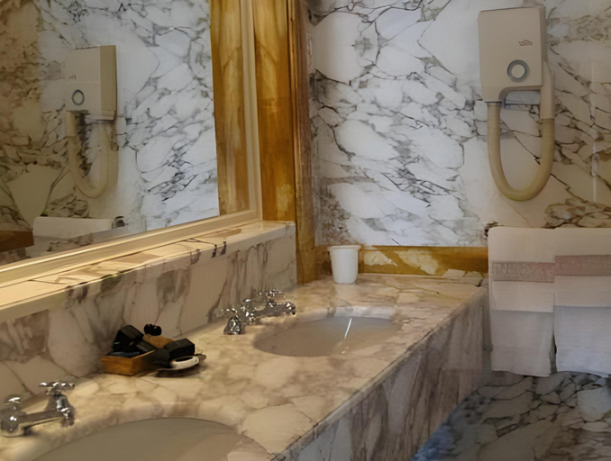 Bathroom 10