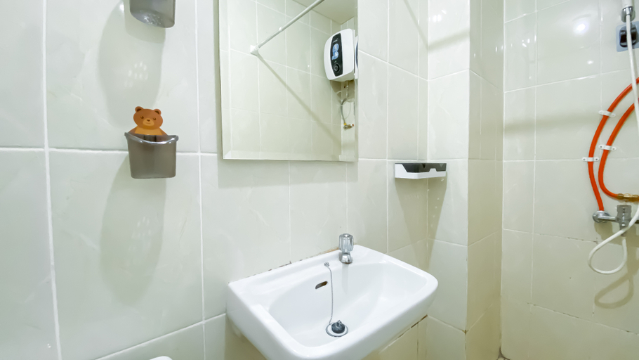 Bathroom 5, Warm Studio Apartment at M-Town Residence By Travelio, Tangerang