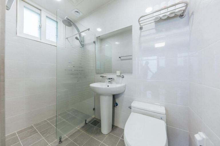 Bathroom 4, Hayanjip (Blue Road Town Pension, Yeongdeok