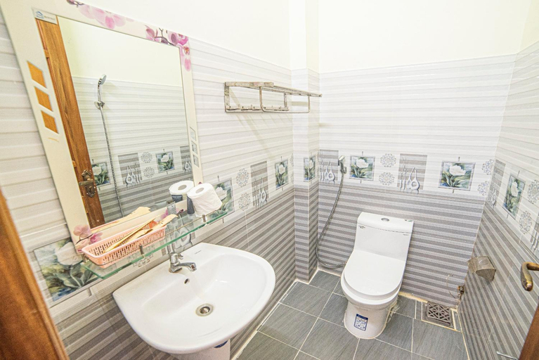 Bathroom 3, Hotel Ba Toan, Kon Tum