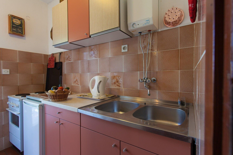 Others 5, Spacious Apartment With Terrace, Near the Beach, Malinska-Dubašnica