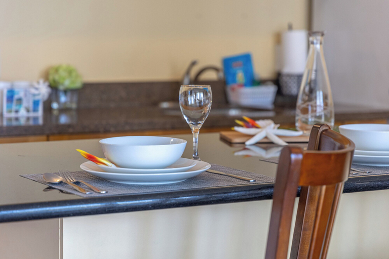 Food & Drinks 5, Partial Ocean View Condo with 2 Beds and Parking, Honolulu