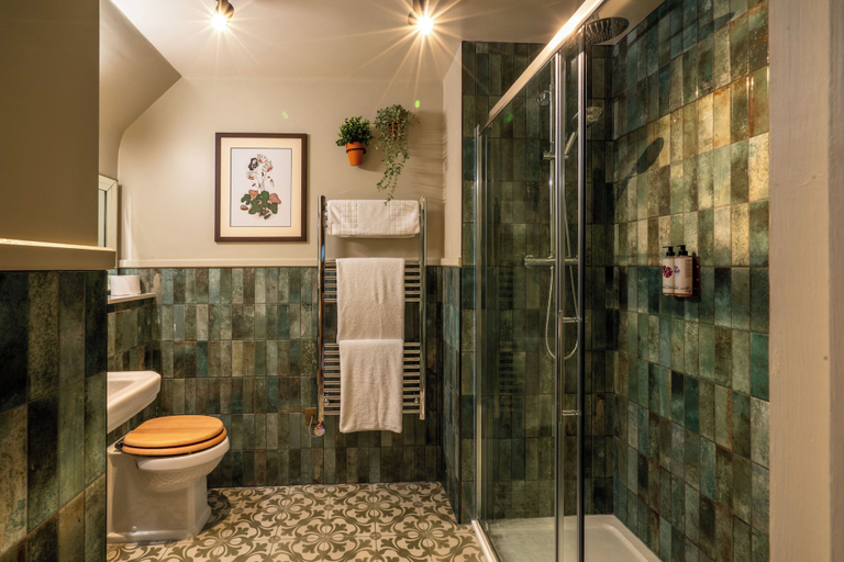 Bathroom 4, The Old House Inn, Surrey