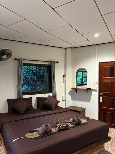 Bedroom 4, Jungle Huts Resort, Phanom