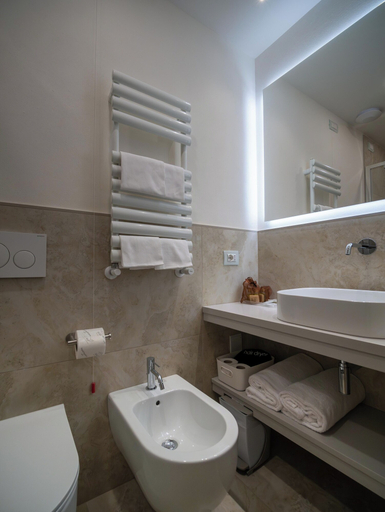 Bathroom 5, Torre del Fuggisole, Siena