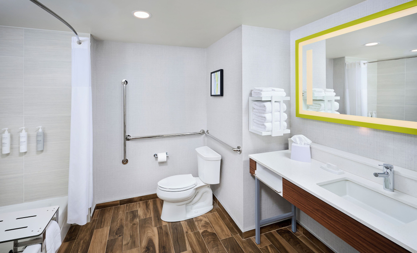 Bathroom 4, Hampton Inn & Suites by Hilton Windsor, Essex