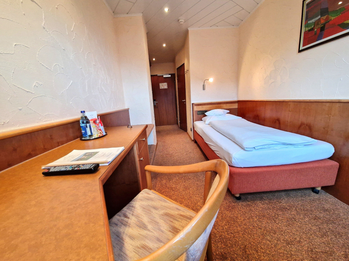 Bedroom 4, Badhotel Restaurant Stauferland, Göppingen